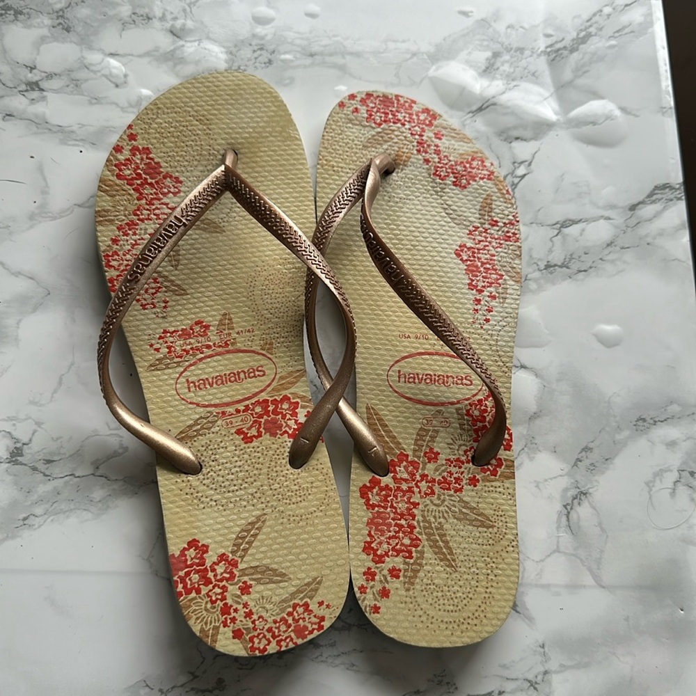 Havaiana’s thin strap flip flop gold and cream size 41/42